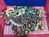 un écrin bleu orné d'une multitude de bijoux