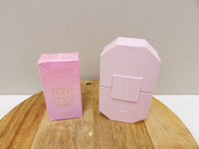 deux boîtes roses posées l'une à côté de l'autre sur une table en bois