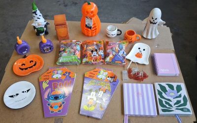 une table sur laquelle sont disposés de nombreux objets d'Halloween