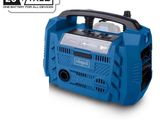 Le chargeur de batterie portable est bleu et comporte deux batteries.