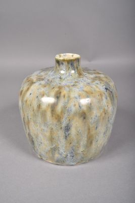 un petit vase posé sur une table