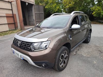 vue de face d'une Dacia marron garée sur un parking