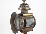 une lampe posée sur une table