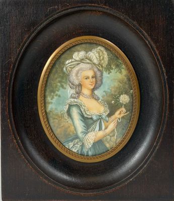 portrait d'une femme en robe bleue tenant une fleur