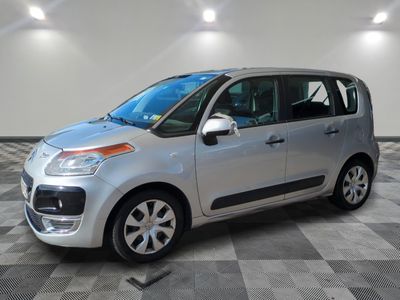 la petite voiture argentée est garée sur un carrelage à carreaux