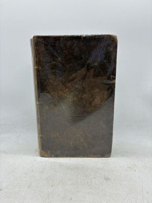un livre posé sur une surface blanche