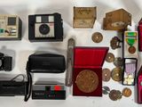 un grand nombre d'objets posés sur une table