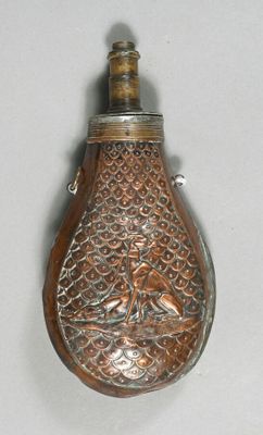 Poire à poudre à écailles et scène d'un chien avec sa prise …