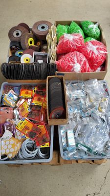 Lot DE Quincaillerie Variee Comprenant: