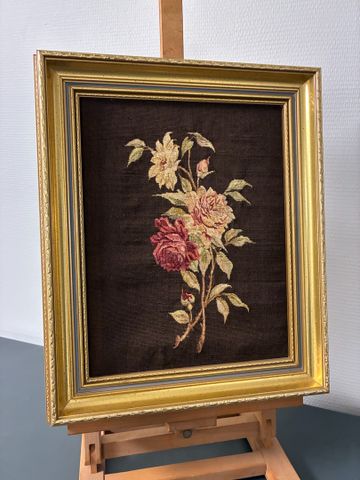 Tapisserie d’Aubusson encadrée « Bouquet de roses ». 35 X 28 m