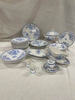 un ensemble d'assiettes et de tasses bleues et blanches posées sur une table