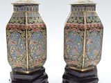 deux vases ornés de motifs colorés