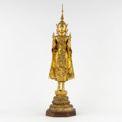 une image représentant une statue en or d'une personne sur un socle