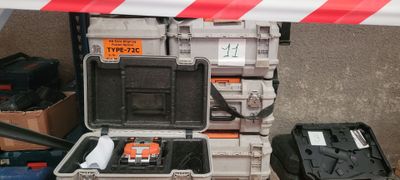 un boîtier ouvert contenant une télécommande
