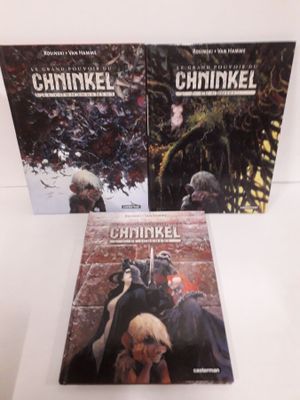 Deux livres sont posés sur une table, à côté d'un chien