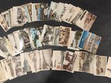 beaucoup de vieilles cartes postales sur la table