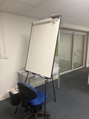 une image représentant un tableau Flipchat dans un bureau