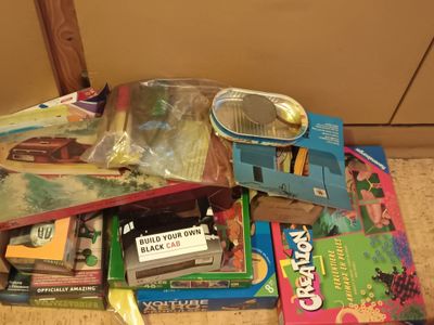 un tas de jouets et de livres pour enfants par terre