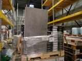un grand réfrigérateur posé sur une palette dans un entrepôt