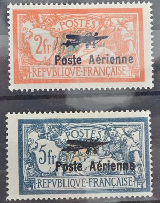 deux timbres français sur lesquels figure l'image d'un avion