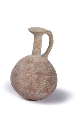 un vase orné d'un motif sur un fond blanc