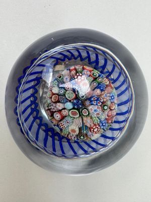 un bol en verre rempli d'une multitude de perles de différentes couleurs