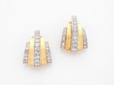 une paire de boucles d'oreilles en or et diamants