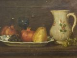 tableau représentant des fruits et une carafe posés sur une table, avec un verre de vin