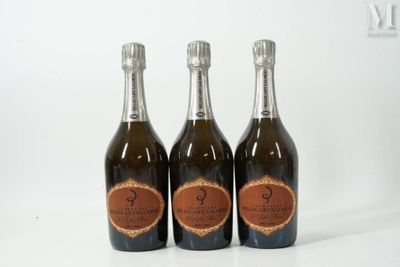 trois bouteilles de champagne posées côte à côte sur une table