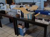 une table sur laquelle sont posés de nombreux cartons et verres