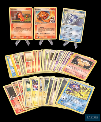 beaucoup de cartes pokemon sur la table