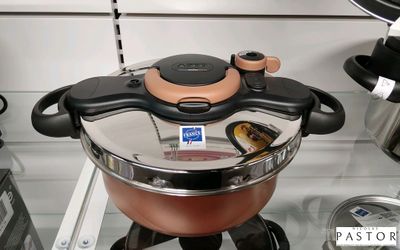 des casseroles et des poêles sont posées sur une étagère en verre dans une cuisine