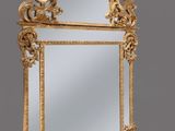 un miroir posé sur une table