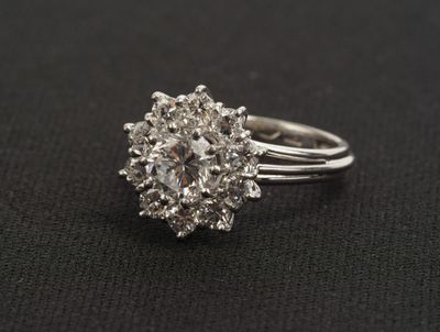 Bague Bague sertie d'un diamant central de 1,20ct et entoura…