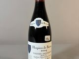 une bouteille de vin posée sur une table