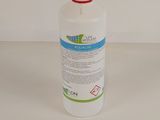 une bouteille de liquide posée sur une table