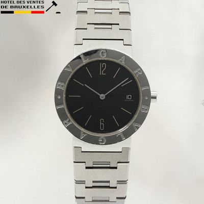 une photo d'une montre en acier inoxydable avec un cadran noir