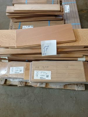 plusieurs pièces de bois sont empilées sur des palettes dans un entrepôt