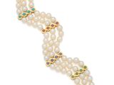 un gros plan sur un bracelet orné de perles et d'émeraudes