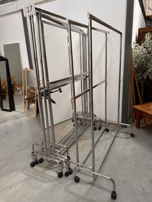 un support métallique sur lequel sont fixés trois miroirs, dans une pièce