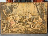 une photo d'une tapisserie accrochée au mur d'une pièce