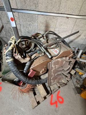 un tas de bric-à-brac au milieu d'une pièce