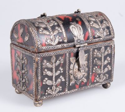 boîte argentée et noire ornée d'un motif floral sur fond blanc