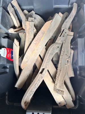 de nombreux morceaux de bois dans un bac en plastique