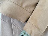 une veste qui a un bouton dans le dos