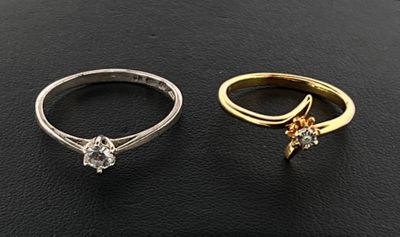 Ensemble de deux bagues fantaisie comprenant une bague en argent serti