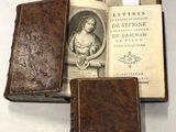 trois vieux livres posés sur une table l'un à côté de l'autre