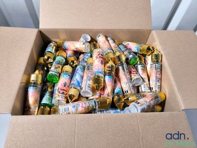 une boîte en carton remplie de toutes sortes de bonbons