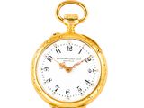 une montre de poche en or avec un cadran blanc sur fond blanc