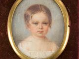 portrait d'une jeune fille en robe blanche, dans un cadre doré